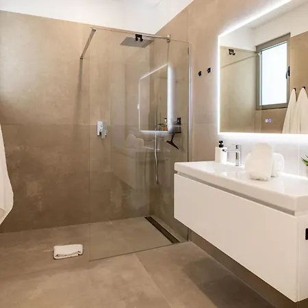 Elysium - Designer With Ocean View, Heated Pool, Jacuzzi & Sauna