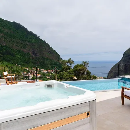 Elysium - Designer With Ocean View, Heated Pool, Jacuzzi & Sauna *