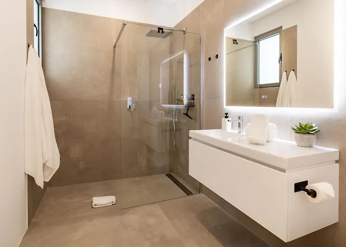 Elysium - Designer With Ocean View, Heated Pool, Jacuzzi & Sauna