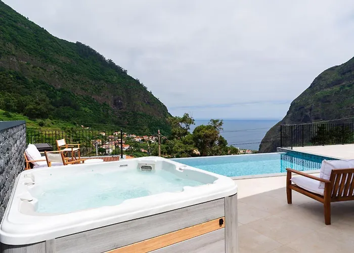 Elysium - Designer With Ocean View, Heated Pool, Jacuzzi & Sauna *