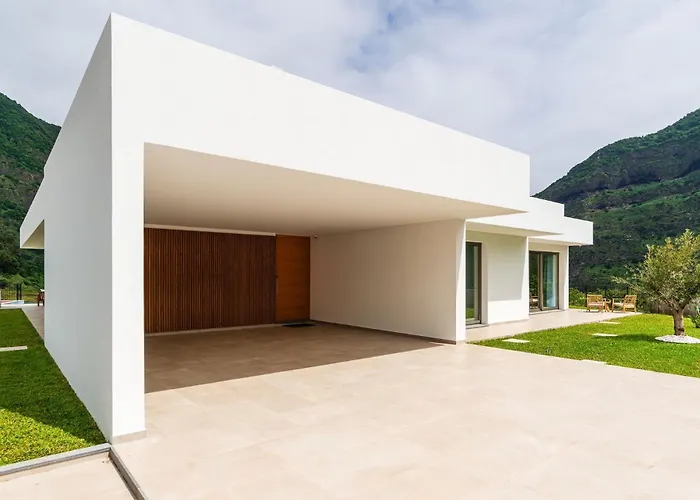 Elysium - Designer With Ocean View, Heated Pool, Jacuzzi & Sauna *