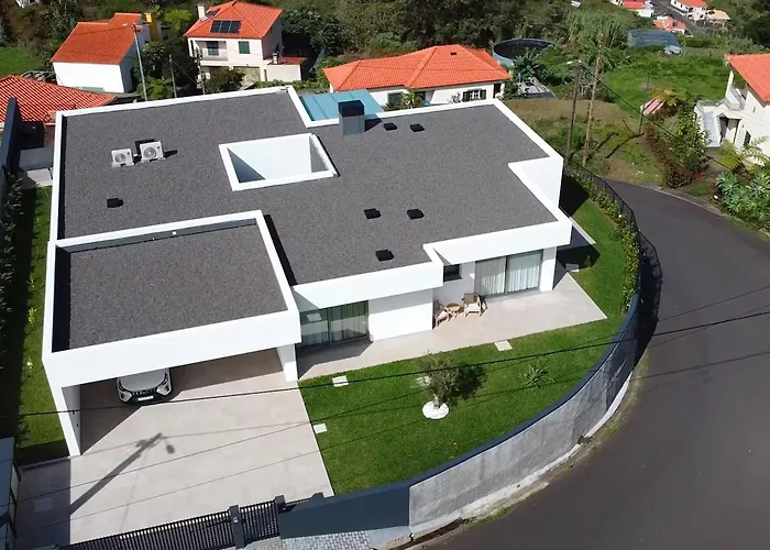 Elysium - Designer With Ocean View, Heated Pool, Jacuzzi & Sauna *